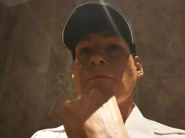 凌厲的眼神流轉(zhuǎn)，目光如炬，手掌的青筋清晰暴出，歲月的紋路無情橫亙——樹脂雕塑《站崗》