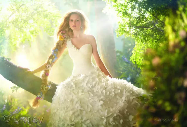 假若將玻璃鋼船艇比喻成一位女生，那么膠衣就是她華美的衣裳！