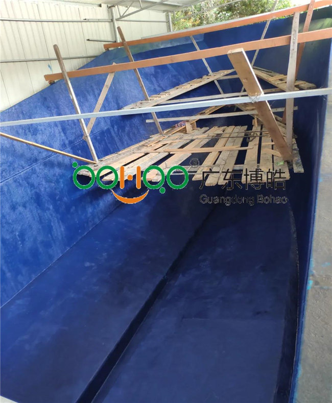 將玻璃鋼模具清洗干凈，打上脫模蠟 施涂船體膠衣