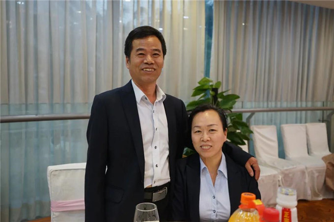 博皓家人們歡聚一堂，把酒言歡，開懷暢飲