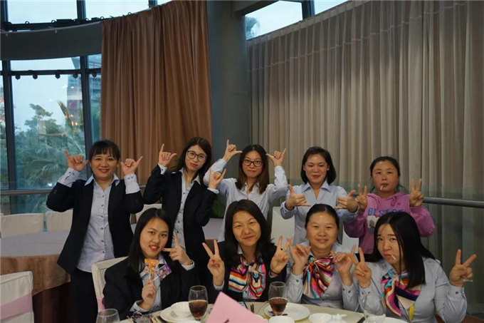 博皓家人們歡聚一堂，把酒言歡，開懷暢飲-3