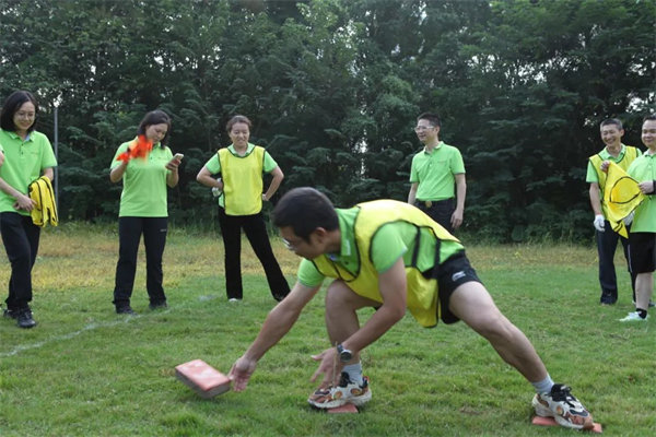 運(yùn)動(dòng)與激情碰撞，健康與快樂(lè)共享—廣東博皓第六屆運(yùn)動(dòng)會(huì)   -趣味接磚比賽