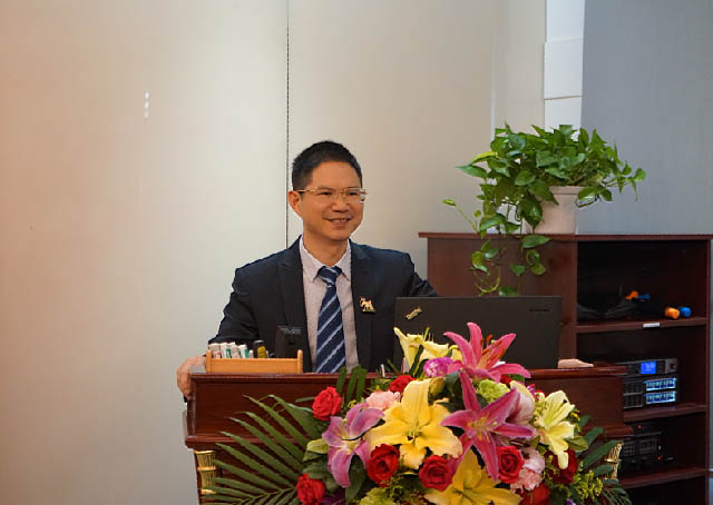 在此次季度會上，我們敬愛的賴董的一番主題為“接地氣，干實事，求蛻變”的演講鏗鏘有力振奮人心